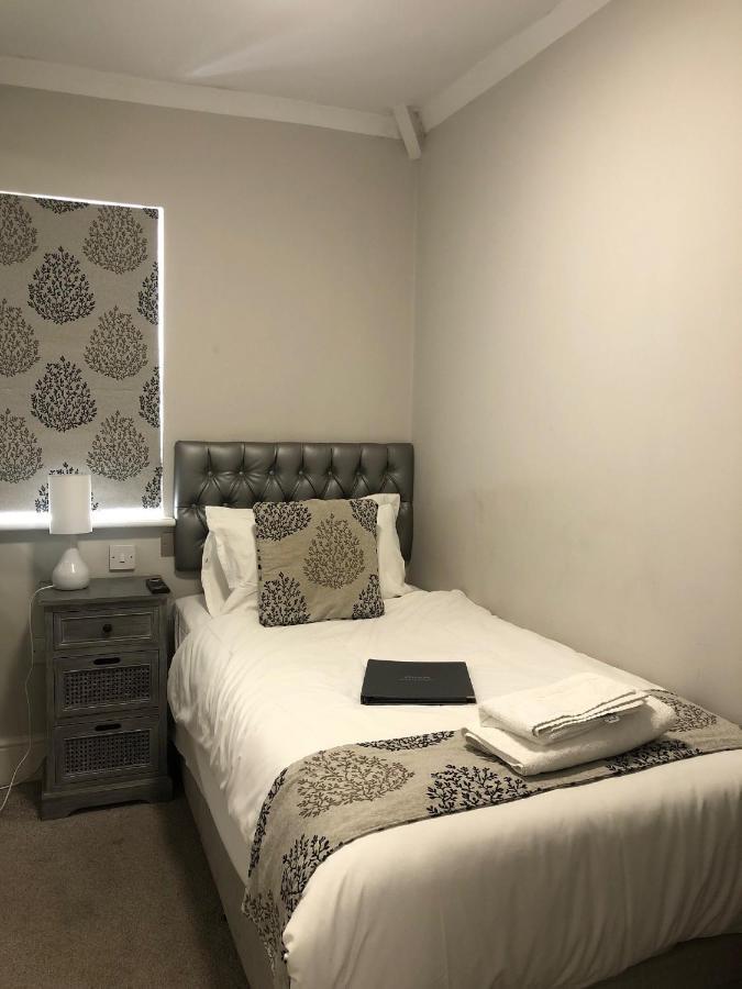 The Maple Manor Hotel Crawley  Esterno foto