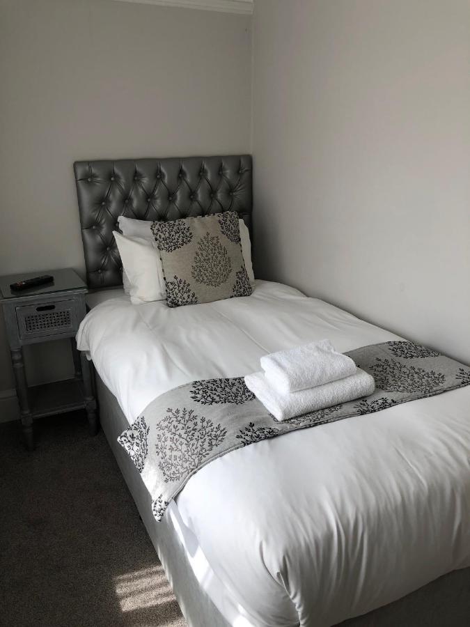 The Maple Manor Hotel Crawley  Esterno foto