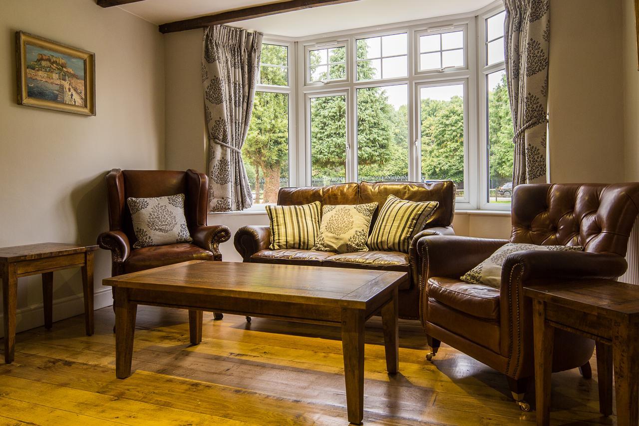 The Maple Manor Hotel Crawley  Esterno foto